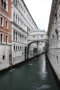 Venedik / İtalya - 02 Şubat 2018. Köprü, Antonio Contino tarafından tasarlanmış iç geçiriyor. Venedik, görünümünü büyük kanal. Venedik Mimarlık. 