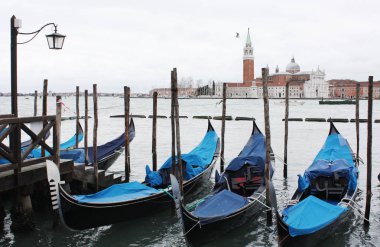 Gondol Venedik İtalya Adriyatik Denizi'nde. Markusdom. St Mark's Basilica Square. Saint Marco Meydanı.