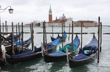 Gondol Venedik İtalya Adriyatik Denizi'nde. Markusdom. St Mark's Basilica Square. Saint Marco Meydanı.