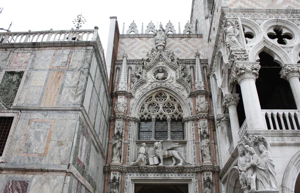 Veneza Itália Fevereiro 2018 Coluna Palácio Doge Praça San Marco — Fotografia de Stock