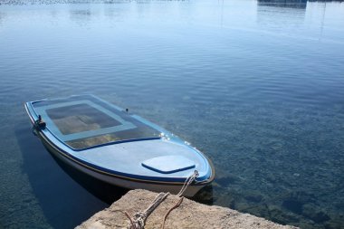 Su altında Adriyatik Denizi'nde eski bir tekne.