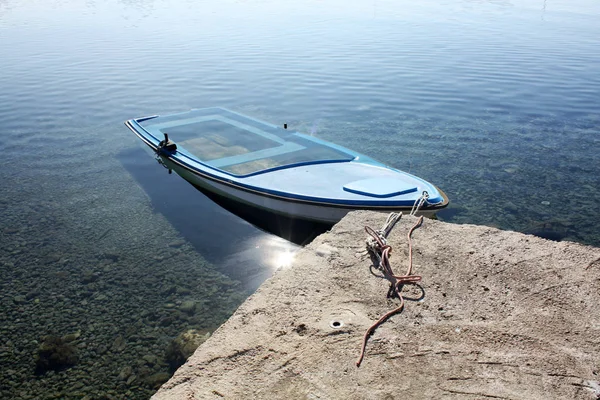 Старая Лодка Адриатическом Море Водой — стоковое фото