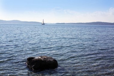 Adriyatik Denizi'nde beyaz yelkenli.