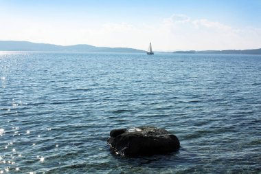 Adriyatik Denizi'nde beyaz yelkenli.
