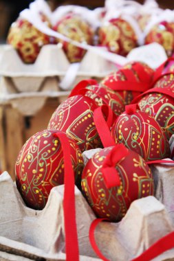 Paskalya Pazar dekora şeritler, kuşlar, yumurta. Viyana Avusturya.