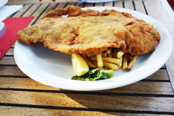 Viyana şnitzel ile patates kızartması.