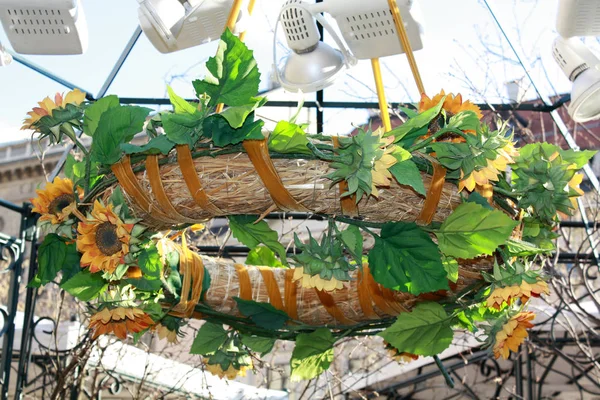 Decoración Del Mercado Pascua Con Flores Guirnalda Regadera Cintas Aves — Foto de Stock