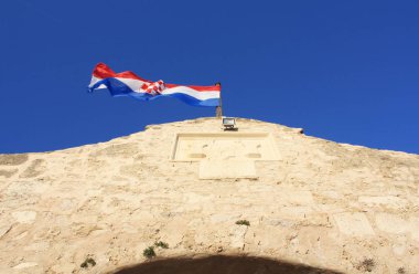 Hırvatistan bayrağı mavi gökyüzü City Nin kapısı üzerinde sallayarak.