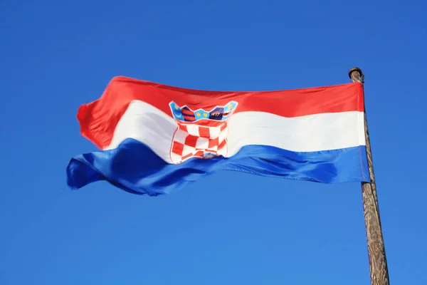 크로아티아 국기를 흔들며 하늘에 — 스톡 사진