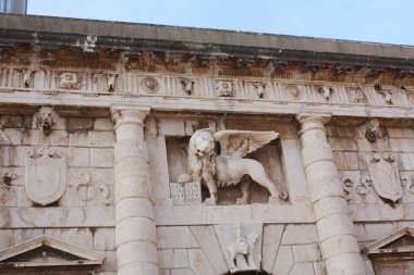 Zadar arazi şehir kapıları. Venedik aslan kapısı.