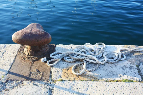 Pula Deniz Ipine Sahip Tekne Iskelesinde Eski Paslı Liman Adriyatik — Stok fotoğraf