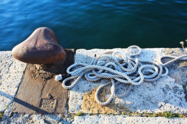 Pula 'da deniz ipine sahip tekne iskelesinde eski paslı liman. Adriyatik Denizi. Hırvatistan Istria.