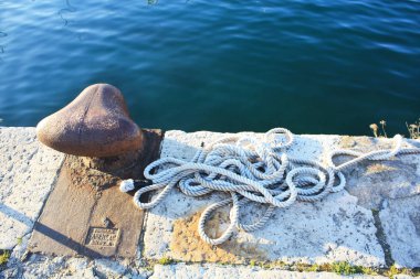 Pula 'da deniz ipine sahip tekne iskelesinde eski paslı liman. Adriyatik Denizi. Hırvatistan Istria.