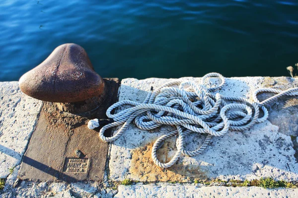 Pula 'da deniz ipine sahip tekne iskelesinde eski paslı liman. Adriyatik Denizi. Hırvatistan Istria.