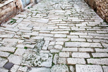 Eski yol Roma Imparatorluğu zamanı. Hırvatistan Pula.