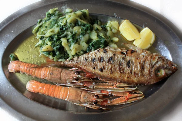 Langoustines ızgara ve kırmızı kefal, levrek limon, patates ve zeytinyağı ile Mangel ile ızgara.