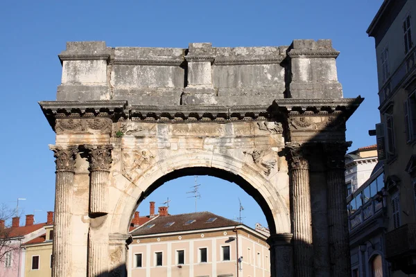 Pula'daki Sergi'nin Zafer Takı. Geç Hellenistik Roma binası. Altın Kapı.