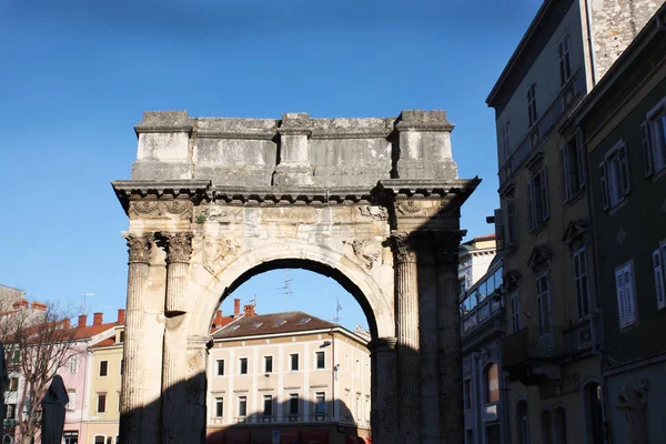 Pula'daki Sergi'nin Zafer Takı. Geç Hellenistik Roma binası. Altın Kapı.
