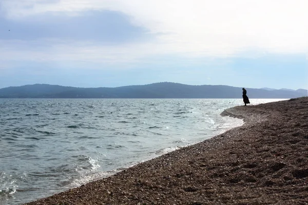 Γυναικεία Σιλουέτα Στις Ακτές Της Αδριατικής Θάλασσας — Φωτογραφία Αρχείου