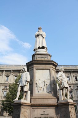 Milan. Anıt Leonardo da Vinci.