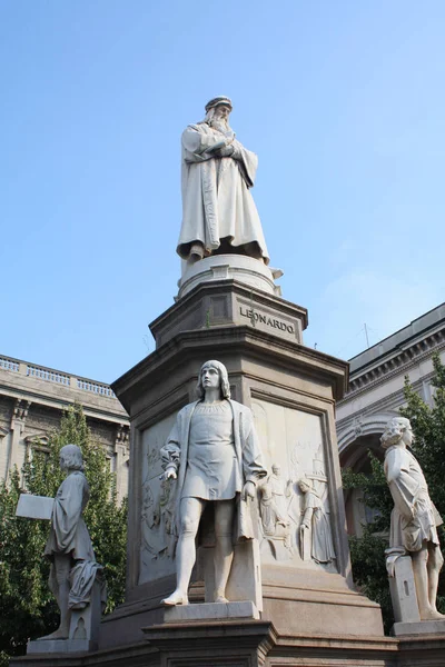 Milan Monument Leonardo Vinci — Stock Photo, Image