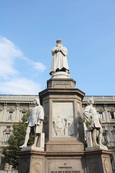 Milán Monumento Leonardo Vinci — Foto de Stock