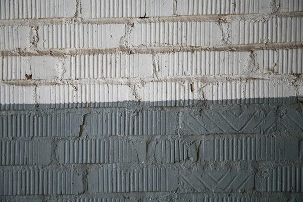 摘要农村居室陈旧不堪的灰蒙蒙 陈旧不堪的漆白砖墙背景 粗糙生锈的石砖工艺 色彩斑斓的水平建筑墙纸 — 图库照片