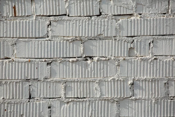 Soyut yıpranmış doku, eski açık gri alçı boyası ve kırsal odada eskimiş beyaz tuğla duvar arka planı, kirli paslı taş işçiliği teknolojisi duvar kağıdı rengi yatay mimari duvar kağıdı.