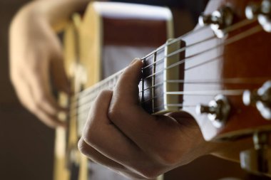 Klasik gitar gitarist el kapatın. Seçici odak, sığ derinlik-in tarla.