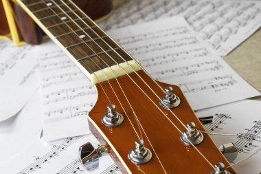 Yakın çekim gitar notlar sayfalarında arka plan üzerinde