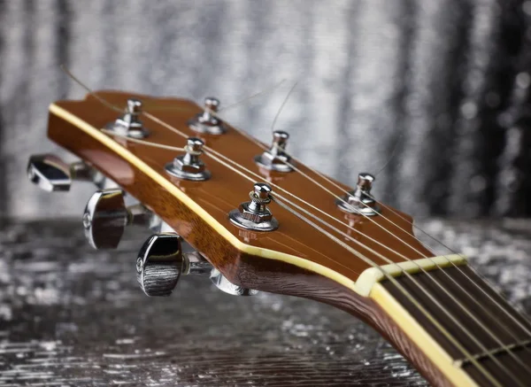 Cabezal Primer Plano Una Guitarra Clásica Sobre Fondo Plateado — Foto de Stock