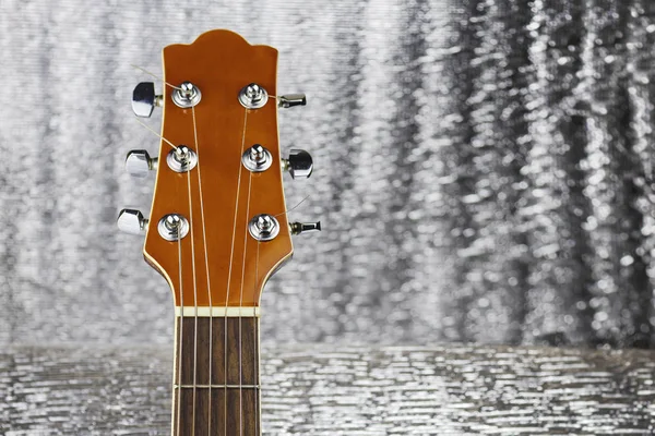 Cabezal Primer Plano Una Guitarra Clásica Sobre Fondo Plateado — Foto de Stock