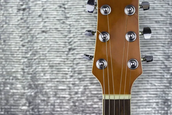 銀色の背景にクラシック ギターのヘッドをクローズ アップ — ストック写真
