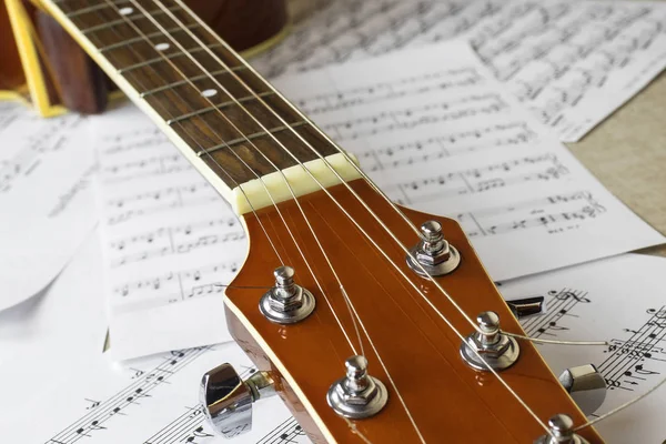 Yakın çekim gitar notlar sayfalarında arka plan üzerinde