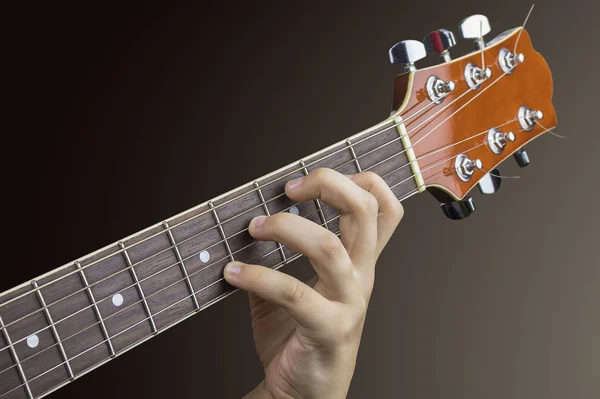 Primer Plano Mano Izquierda Joven Guitarrista Cuello Una Guitarra Acústica — Foto de Stock