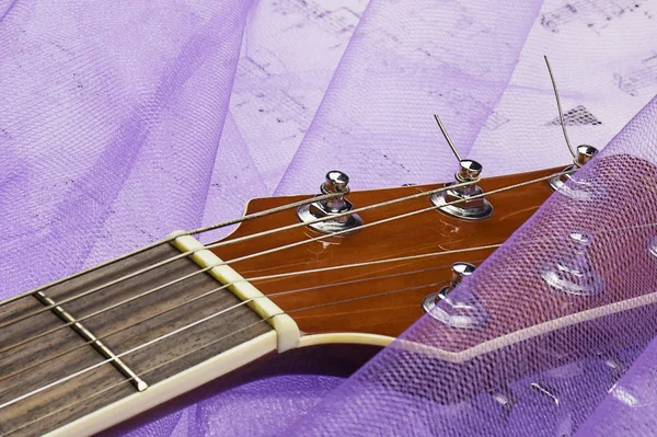 Primer Plano Una Guitarra Acústica Que Encuentra Los Pliegues Una — Foto de Stock