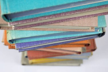 Eski kitaplar arka plan. Farklı kitap yığını