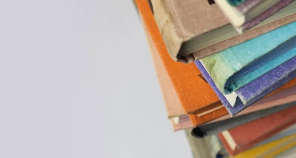 Eski kitaplar arka plan. Farklı kitap yığını