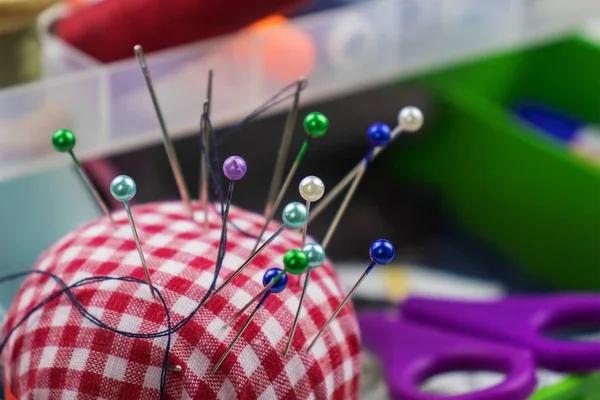 Plastik kutu dikiş aksesuarları ile. Pim, makas, kumaş, iplik biriktiricileri