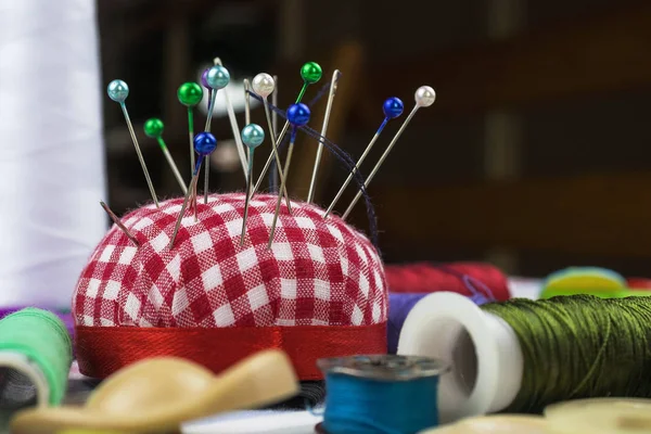 Yastık içinde iğne. Yakın çekim