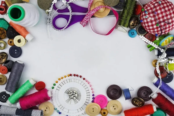 Renkli nesneleri beyaz bir arka plan üzerinde terzilik. Metin için yer