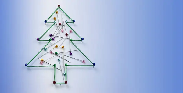 Pimleri ve mavi bir arka plan iş parçacığı Noel ağacı yapılmış
