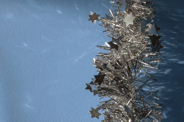 Bulanık, ışıl ışıl ve peri arkaplanda süslenmiş Noel ağacı