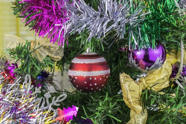 Bulanık, ışıl ışıl ve peri arkaplanda süslenmiş Noel ağacı