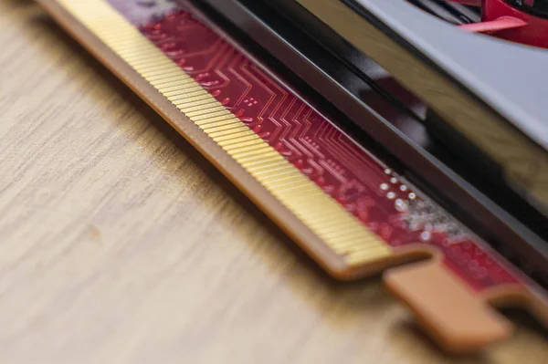 Masanın üzerinde bir soğutma sistemi ile bilgisayar grafik kartı.