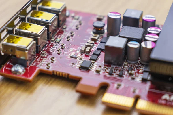 Masanın üzerinde bir soğutma sistemi ile bilgisayar grafik kartı.