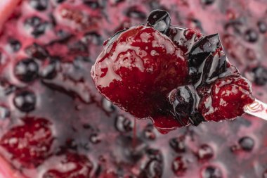 Siyah frenk üzümü, çilek reçeli