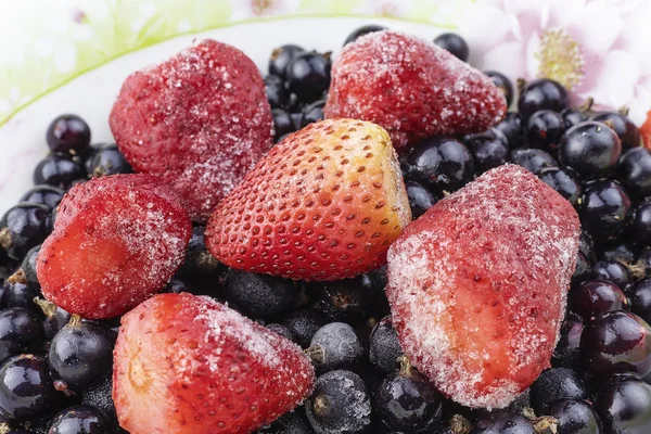 冷凍ミックス フルーツ - 果実 - 黒スグリ、イチゴのクローズ アップ — ストック写真