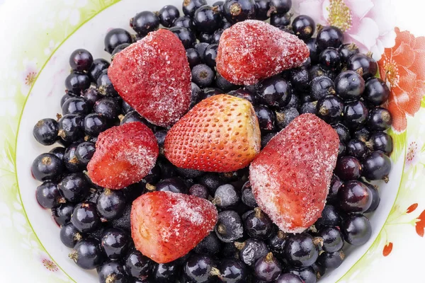 冷凍ミックス フルーツ - 果実 - 黒スグリ、イチゴのクローズ アップ — ストック写真