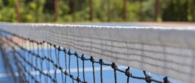 Arka plan olarak tenis kortu üzerinde Izgara.